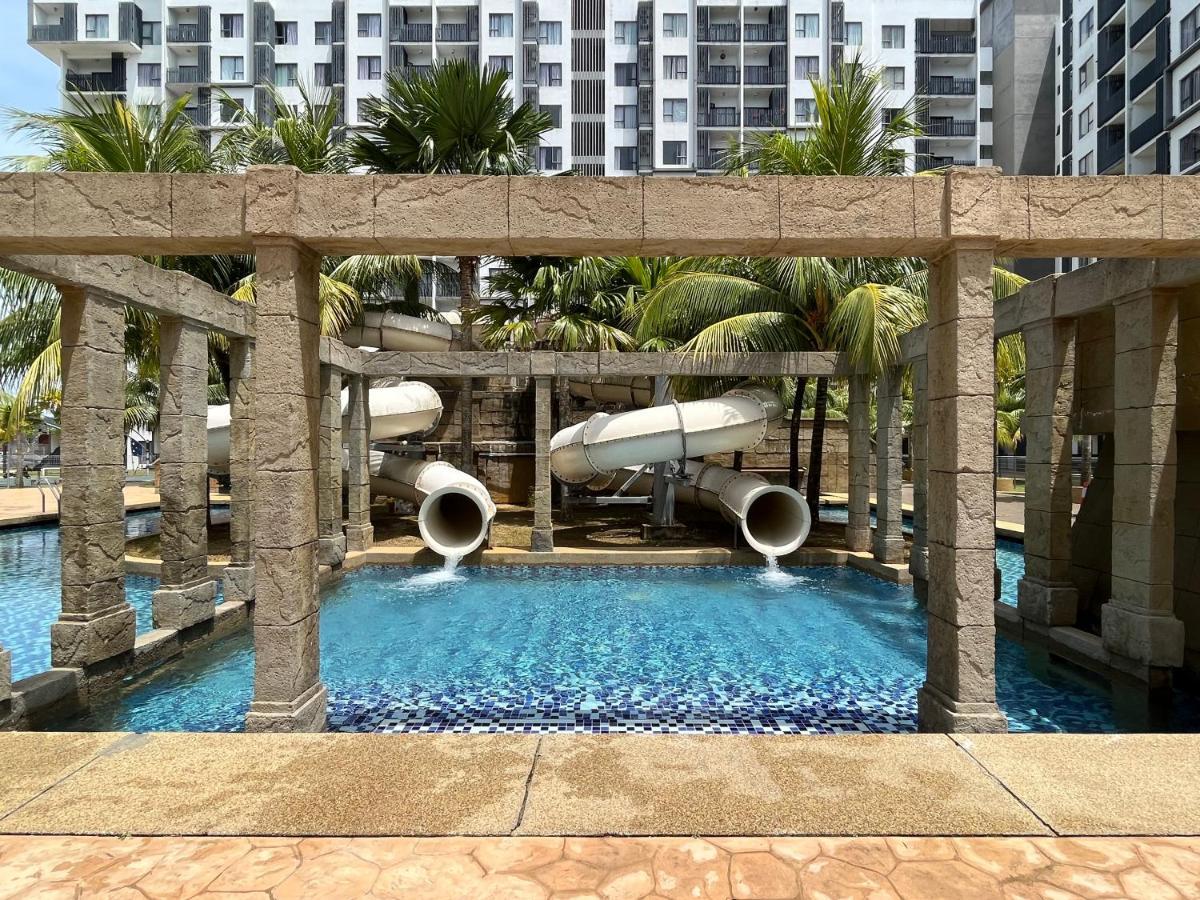 Sg Resort Residence - Beach & Waterpark Kuantan Esterno foto