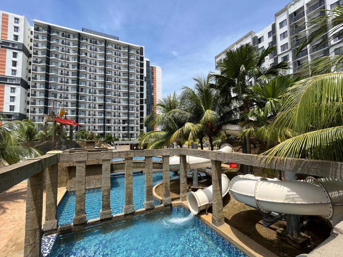 Sg Resort Residence - Beach & Waterpark Kuantan Esterno foto